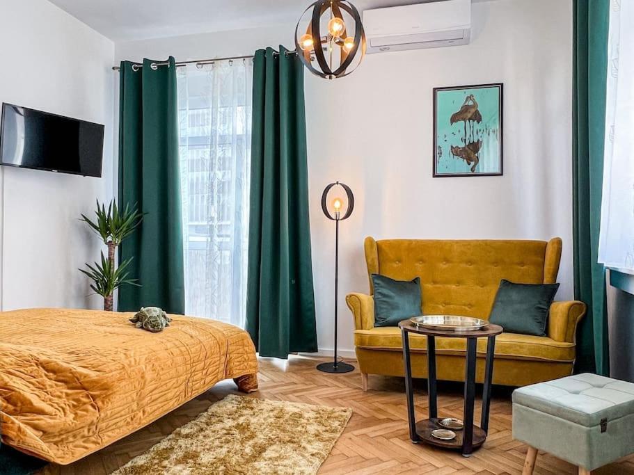 Art Deco Studio In Old Town บราติสลาวา ภายนอก รูปภาพ